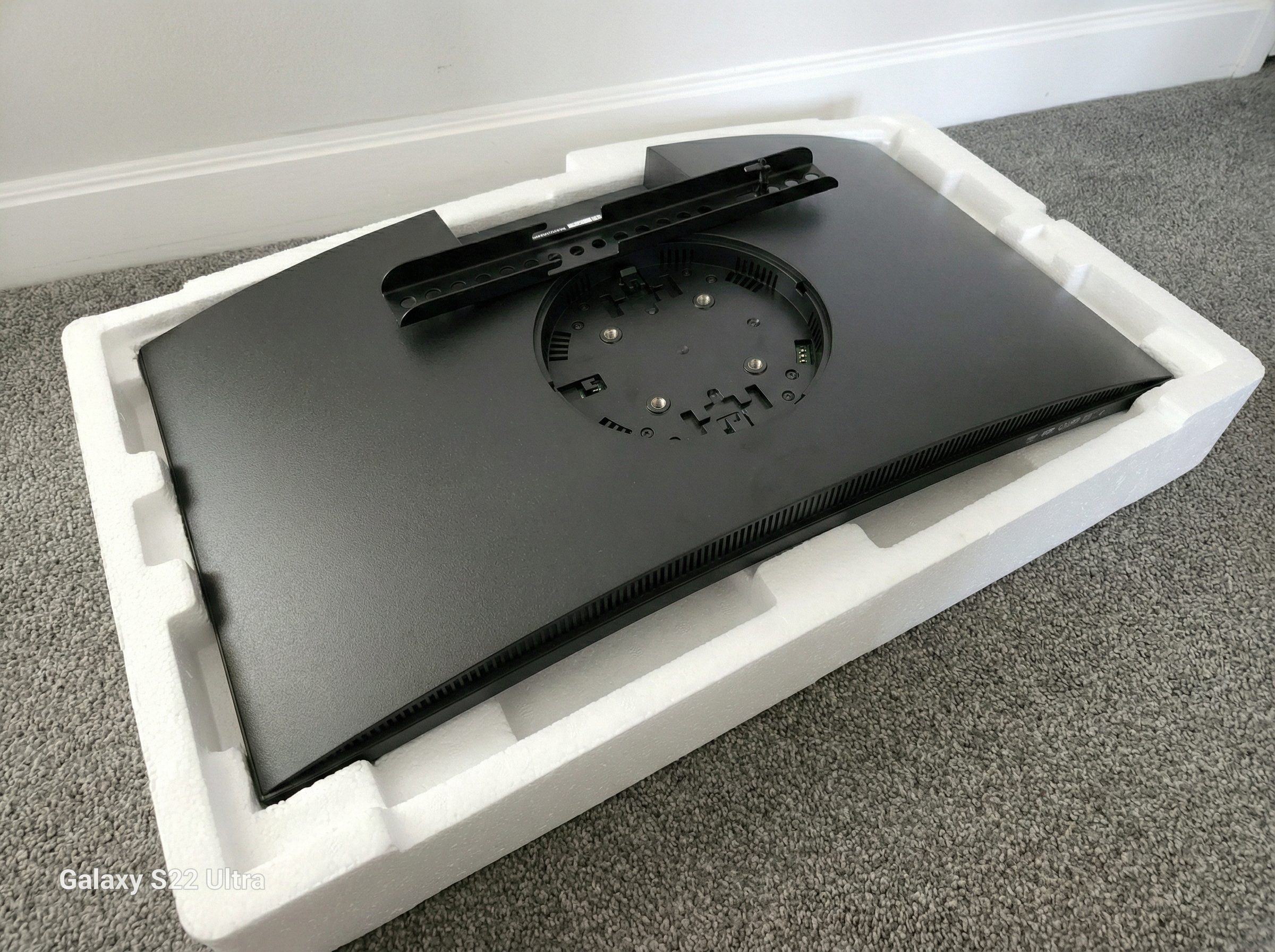 Problem: VESA plate does not fit in the recessed mount of Curved Monitors