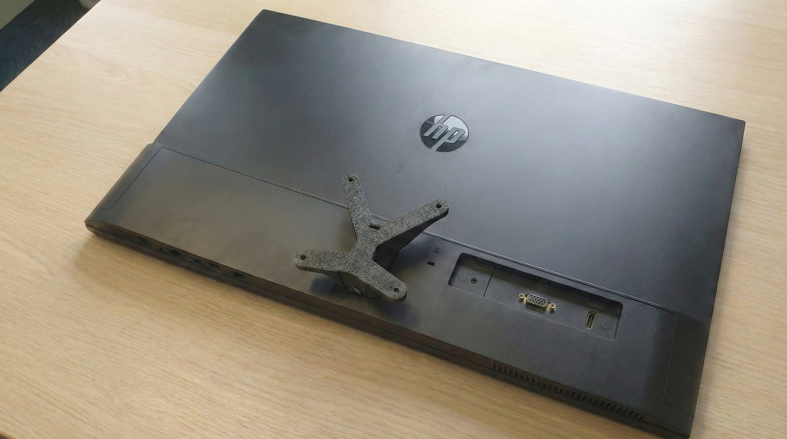 Monitor mit installiertem VESA Adapter