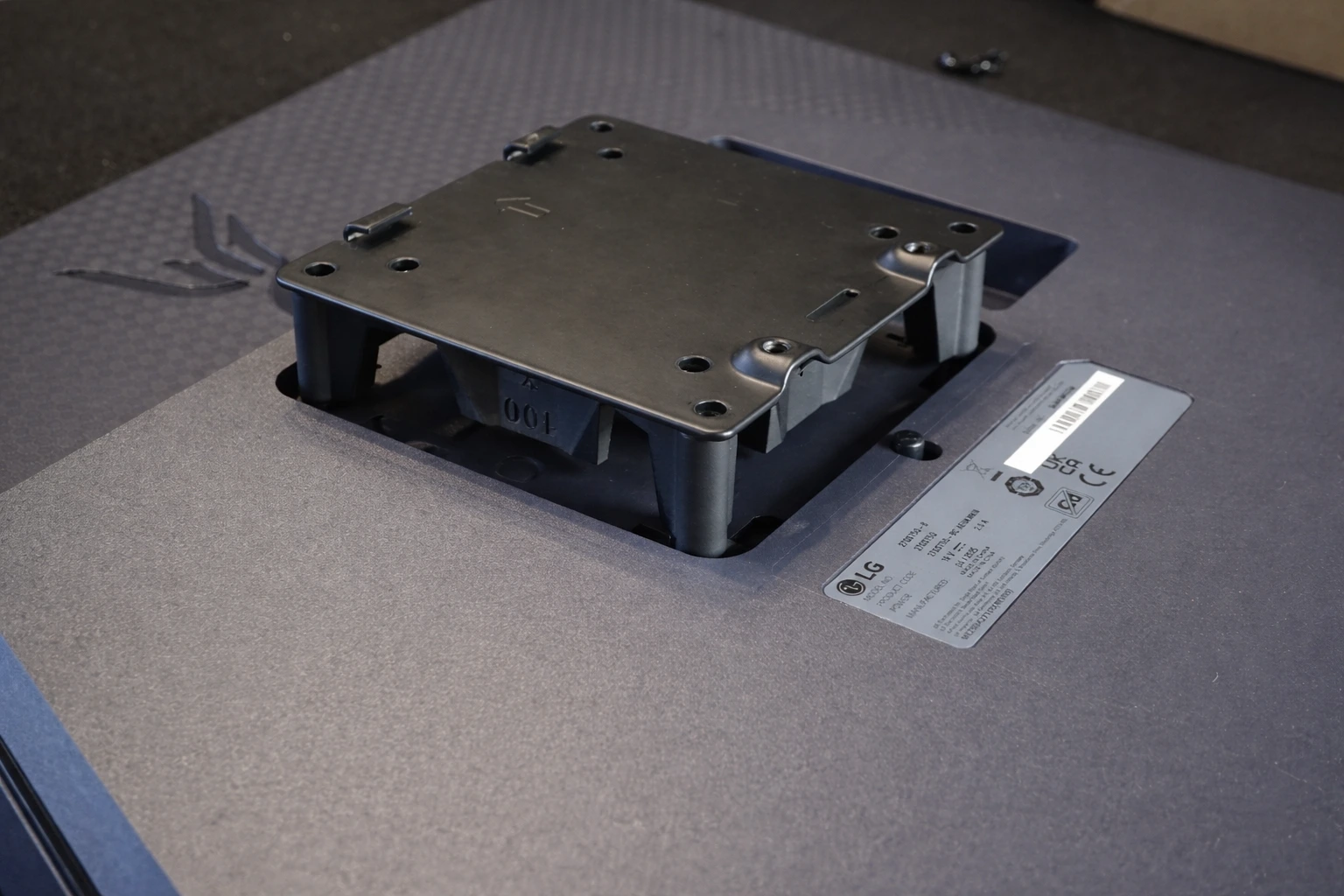 Monitor mit VESA Spacer Distanzhalter von 3idee: Halterung sitzt sauber mit Abstand zur Rückseite