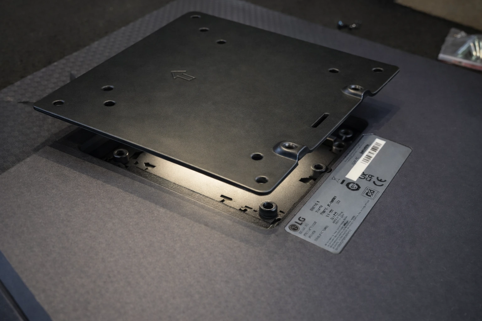 Monitor ohne VESA Spacer Distanzhalter: Halterung passt wegen vertiefter Aufnahme nicht sauber